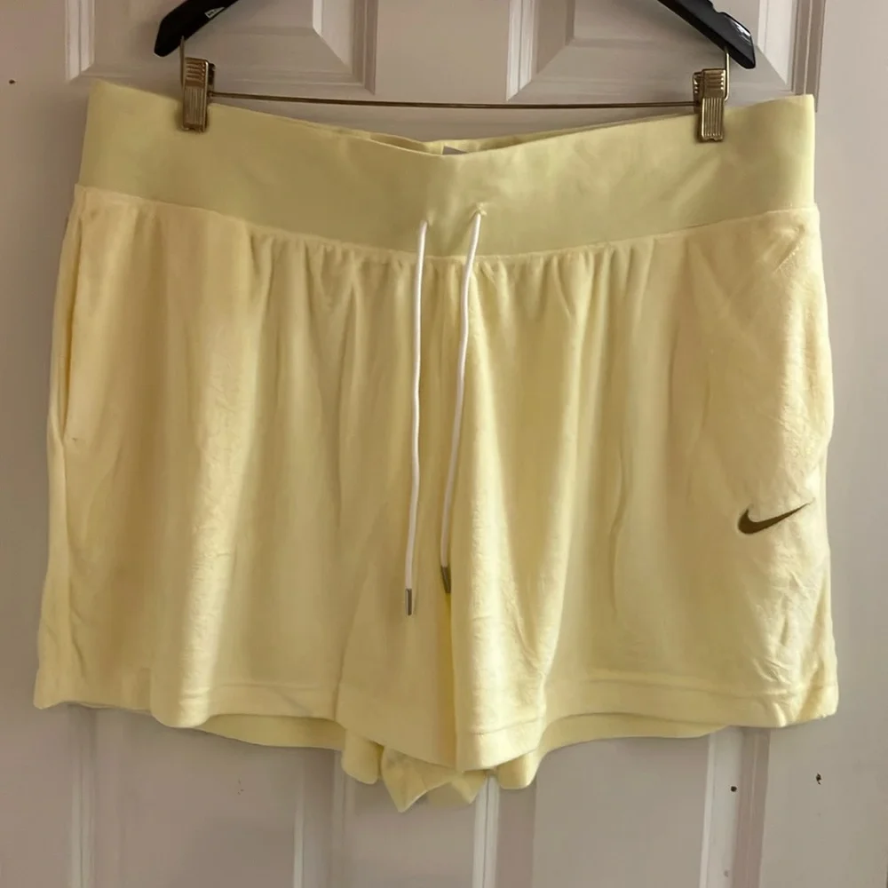 Nike Athletic/Athleisure/Beach Shorts, NWT! - Picture 1 of 8